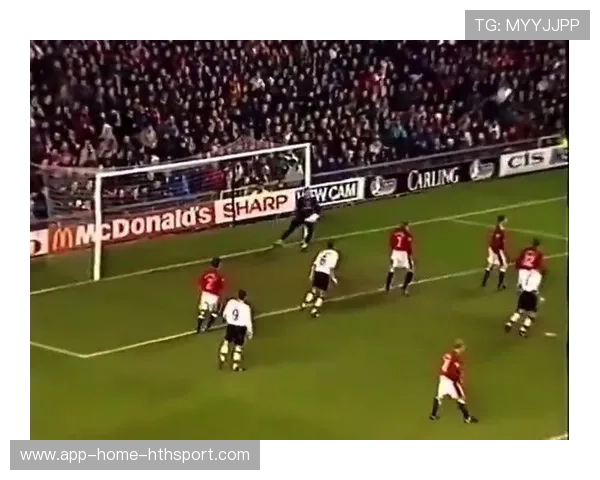 足球头球后蹭入网：极速反应中的精彩瞬间