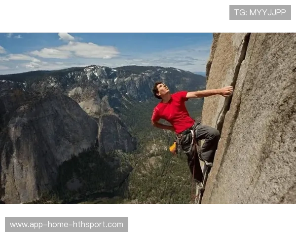 攀岩选手爆发力攀爬震撼全场